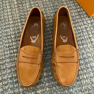 Tod’s women’s Gommino Leather Loafers in Brown size 35.5